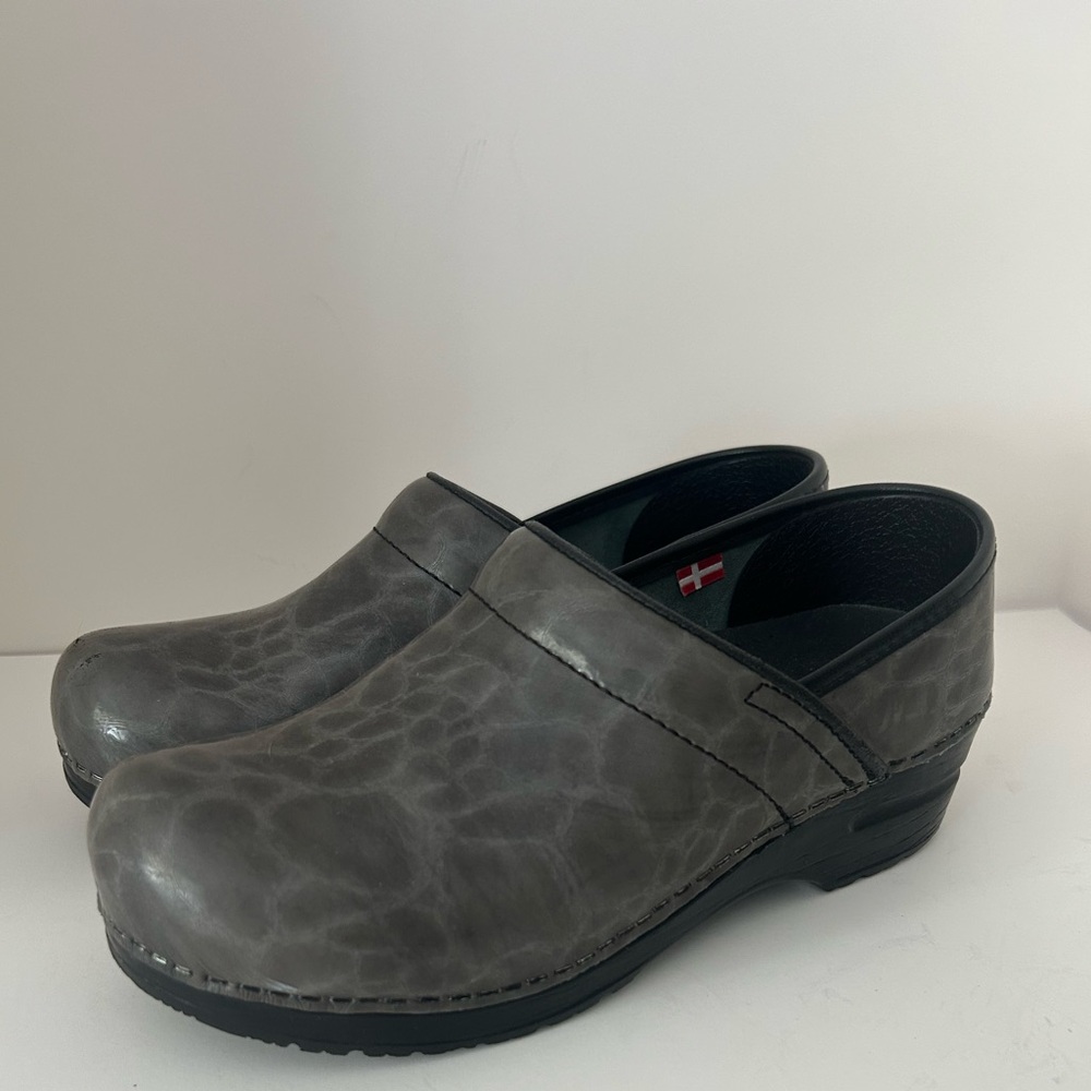 Sanita Signature-Prof Shasa Patent Grey/Leopard Print size 37 (6.5) Flaw